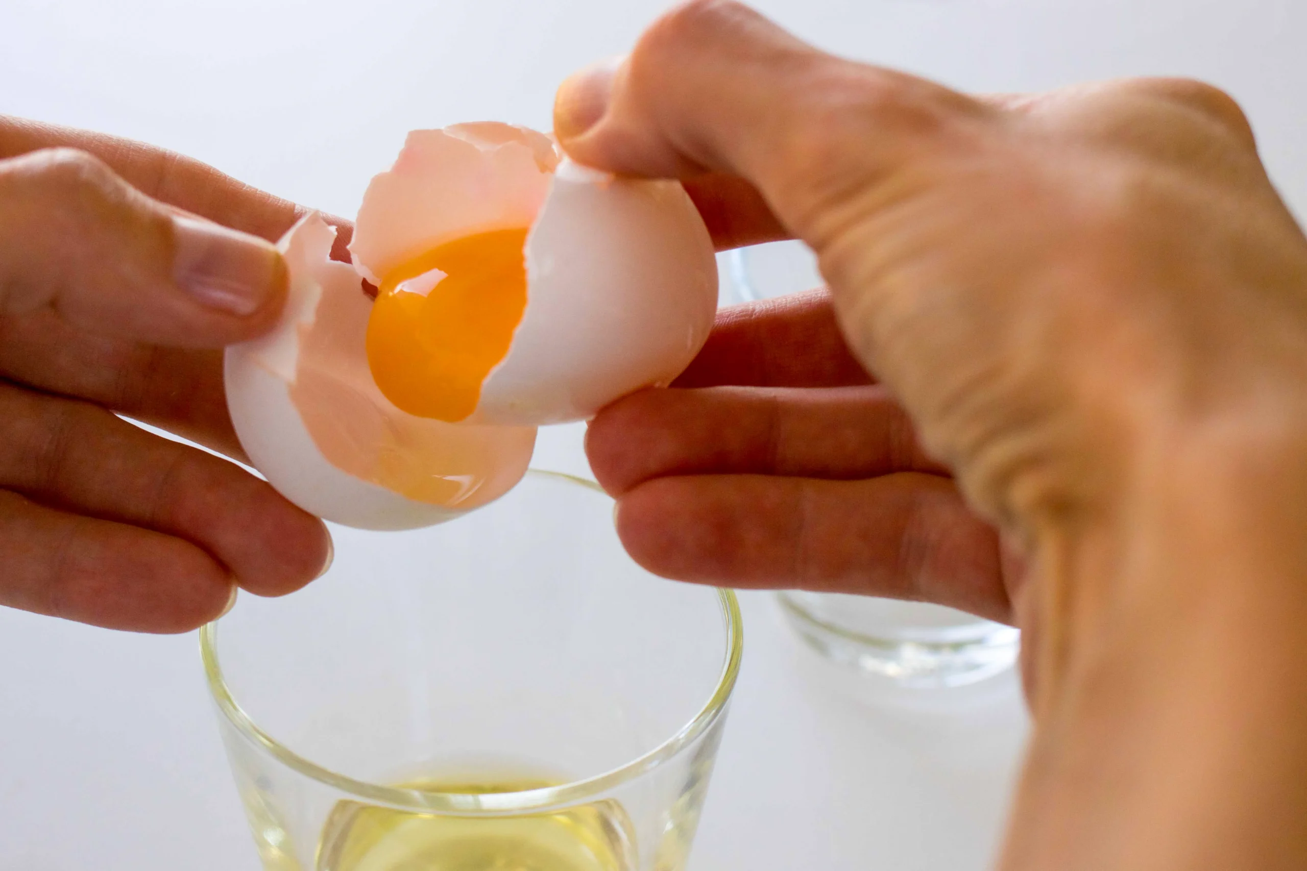 Keltuaisen siirtäminen toiselle munankuoren puolikkaalle