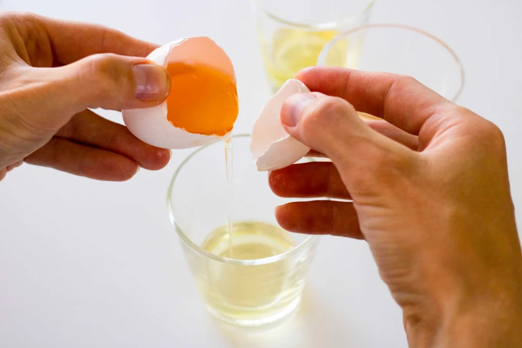 Valkuaisen ja keltuaisen erottelu lasiin