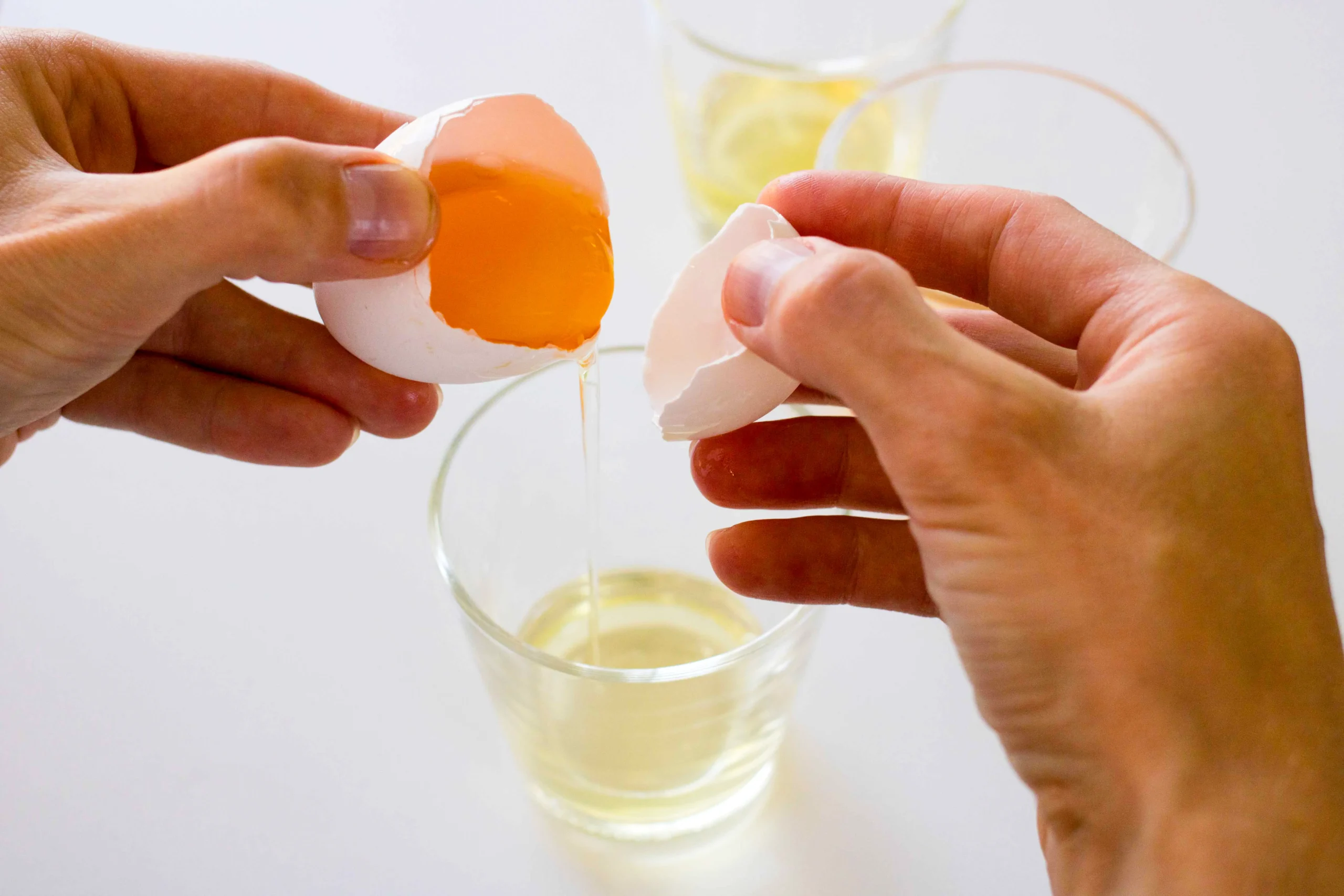 Valkuaisen ja keltuaisen erottelu lasiin