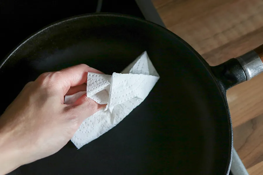 Valurautapannun kuivaaminen.