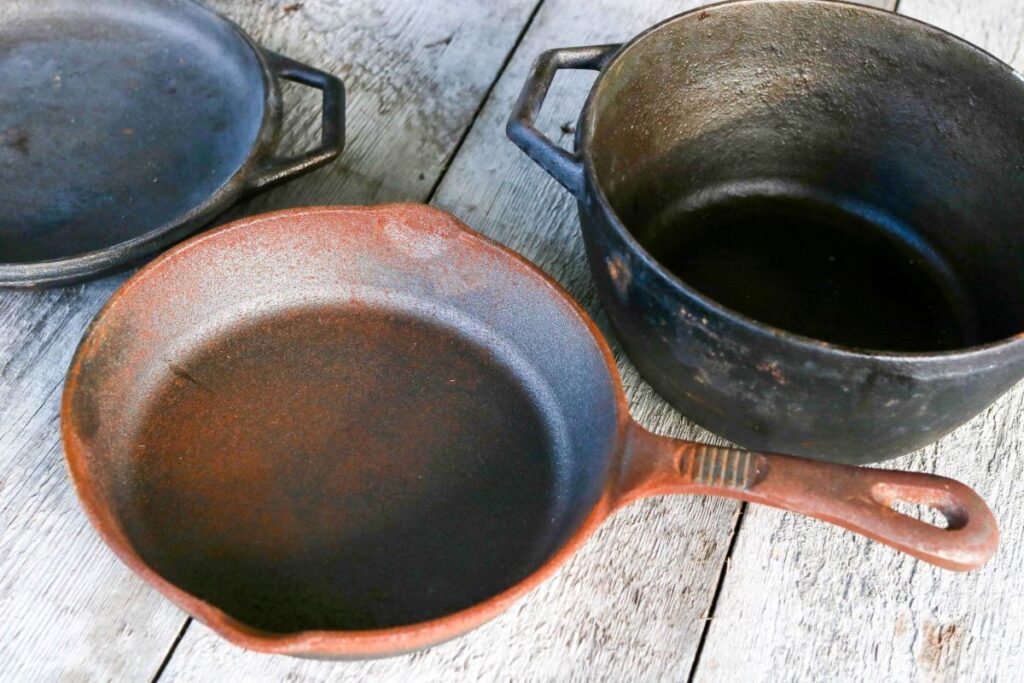 Ruosteinen valurautapannu sekä vanha pata