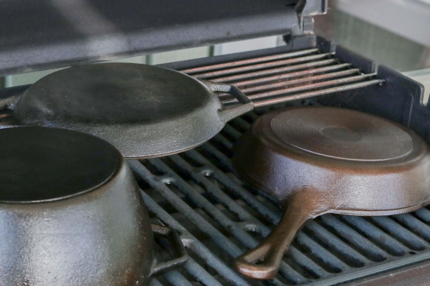 Valurautaisia astioita kaasugrillissä