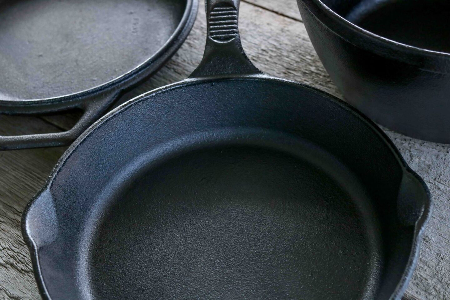 Hyväkuntoinen valurautapannu