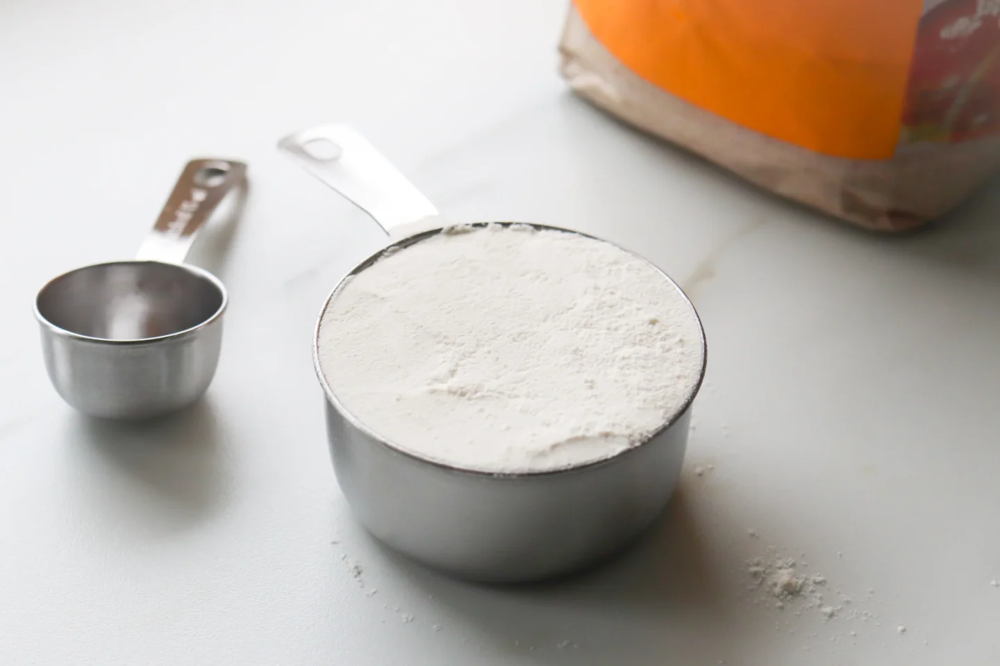 Vehnäjauhoa mitassa