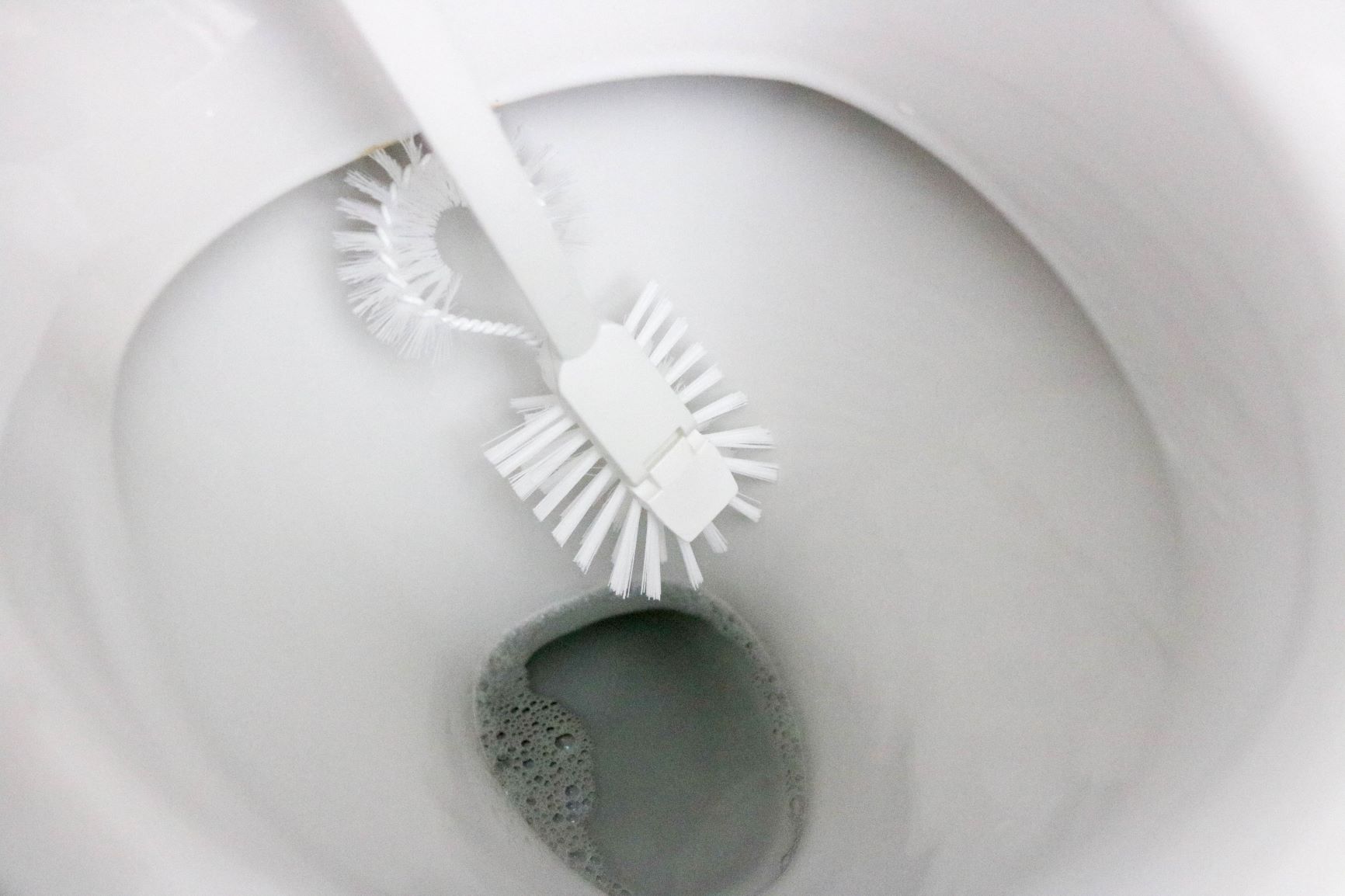 Vessanpöntön pesu harjalla, jossa on lisäharja