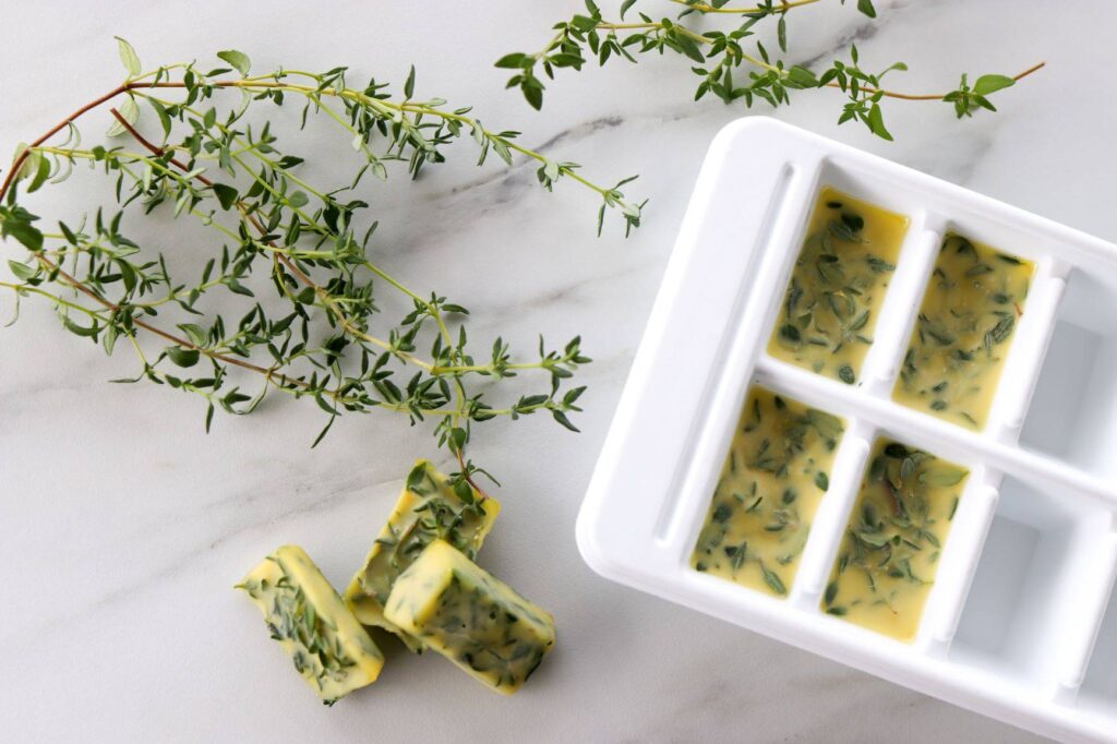 Pakastettuja yrttejä jääpalakuutioina