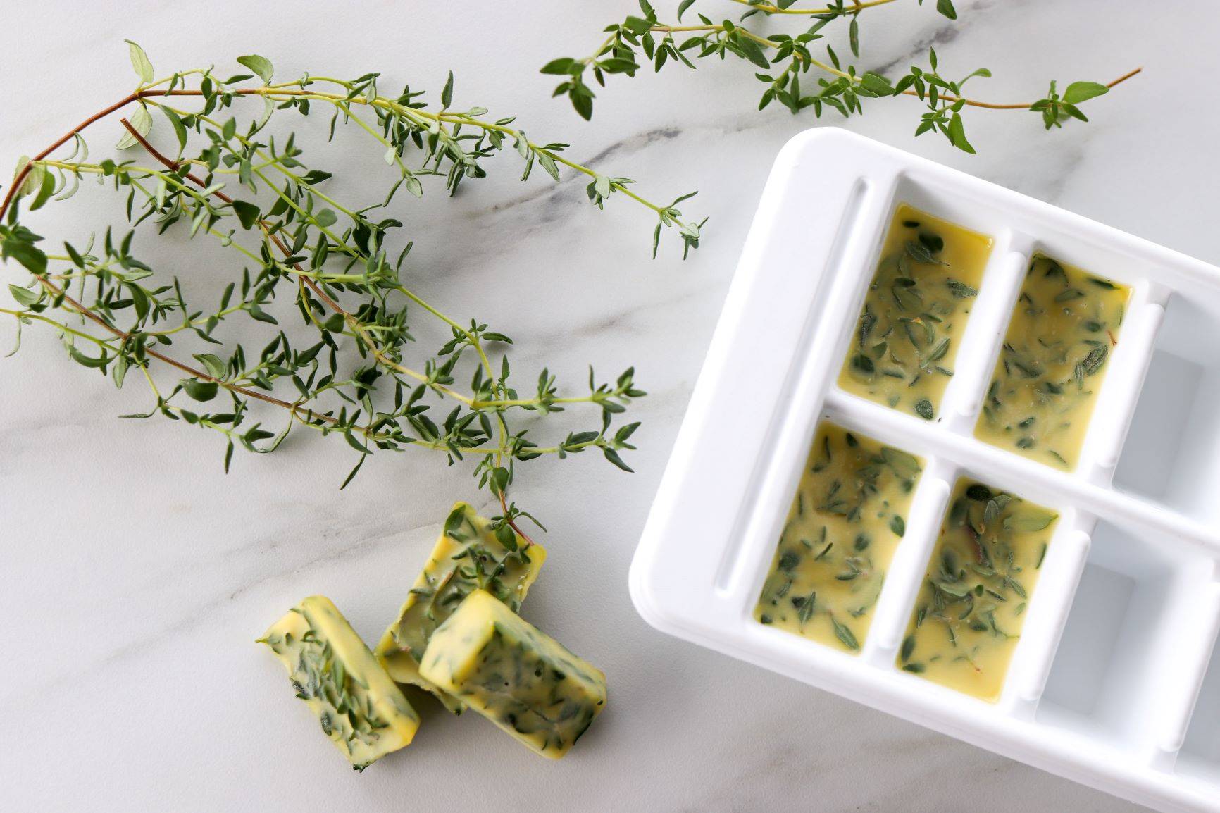 Pakastettuja yrttejä jääpalakuutioina