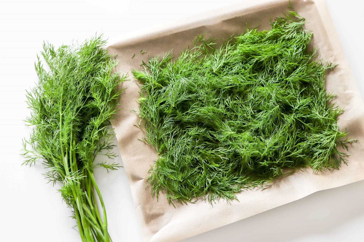 Tilliä leivinpaperin päällä