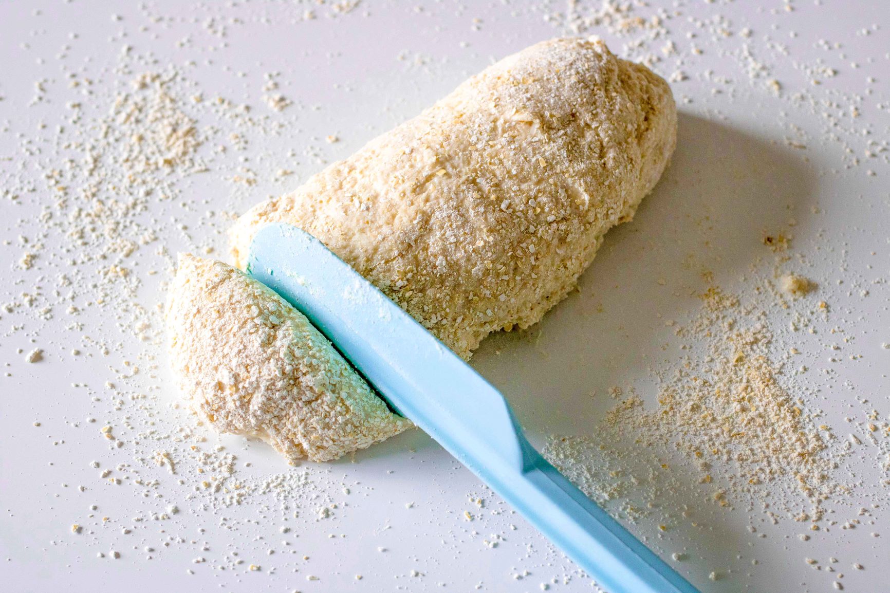 Gluteeniton sämpylätaikina pöydällä