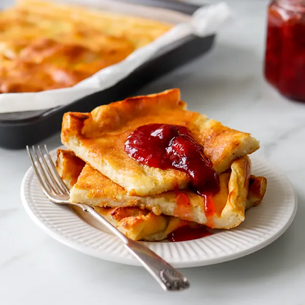 Ahvenanmaan pannukakku paistamisen jälkeen.