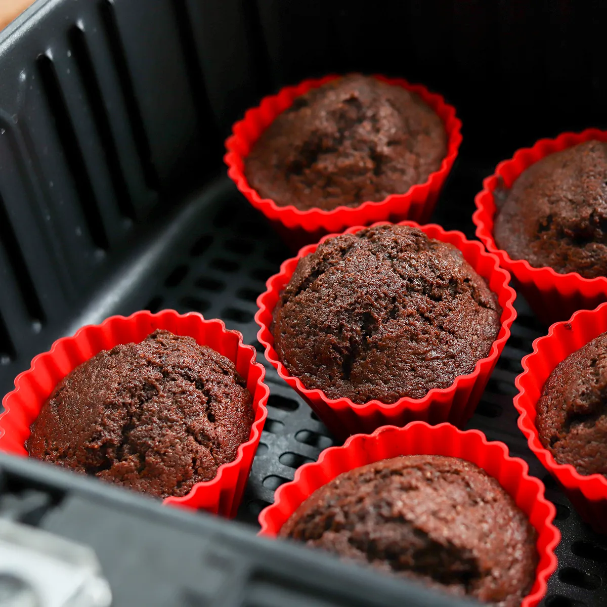 Muffinssit airfryerin korissa.