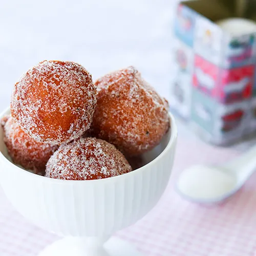 Appelsiinimunkit valkoisessa kulhossa.