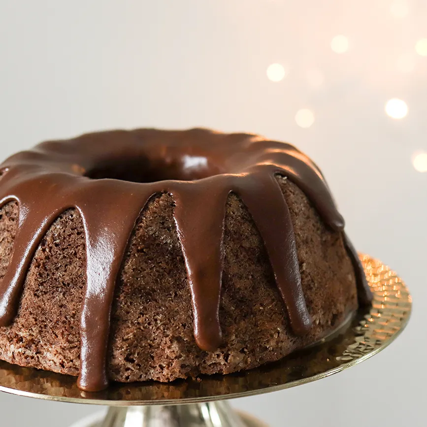 Arabialainen maustekakku jonka taustalla on jouluvalot.