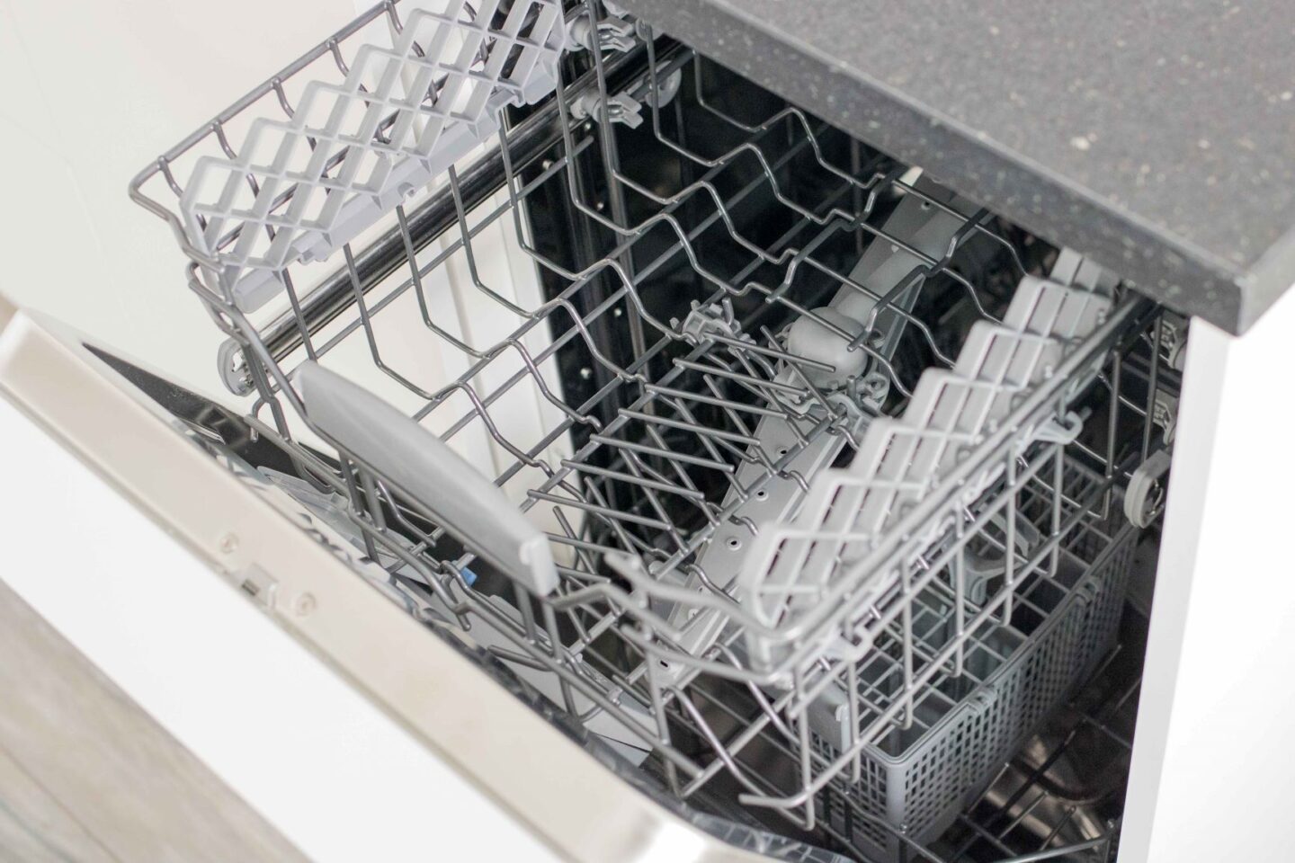 Astianpesukone luukku auki