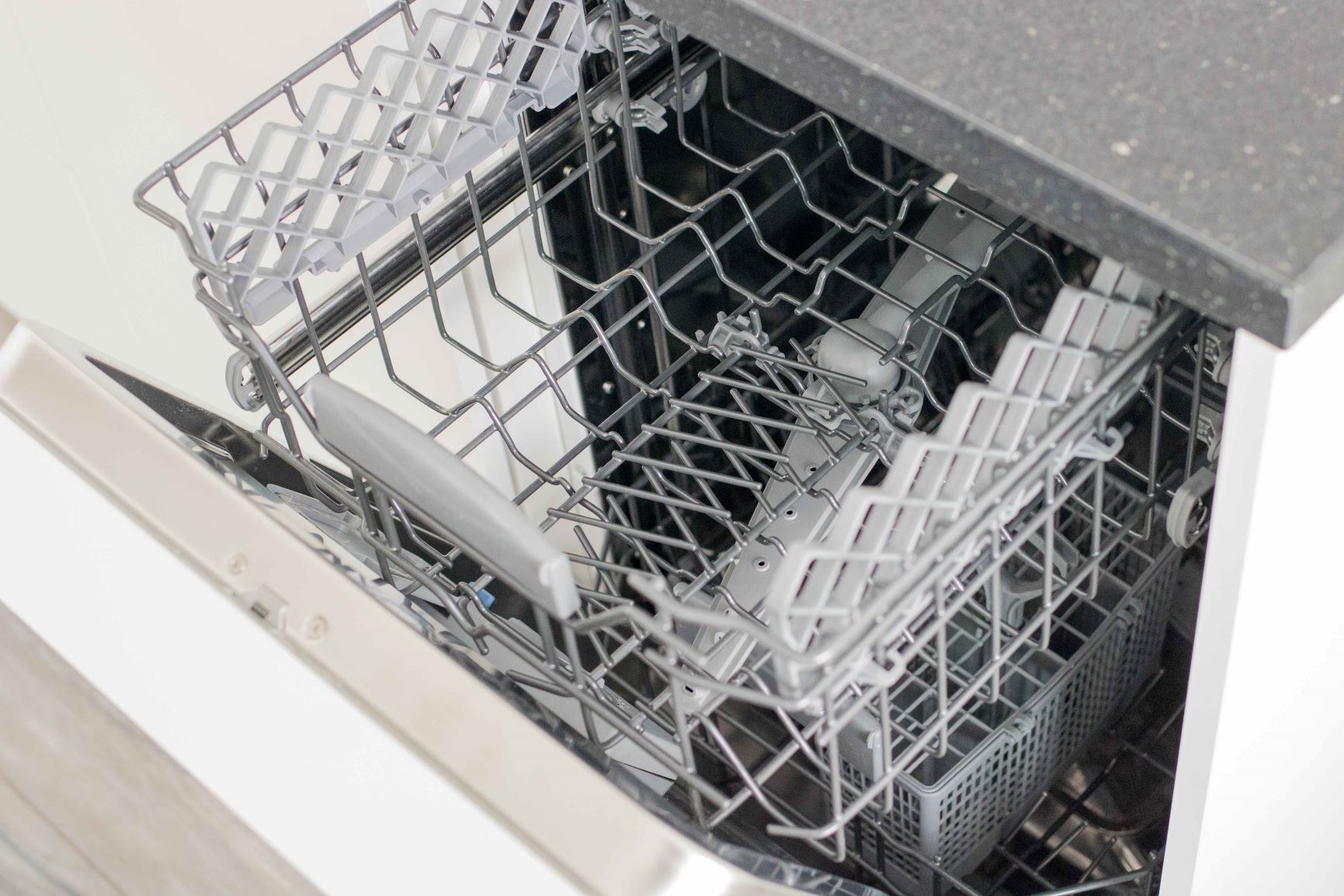 Astianpesukone luukku auki