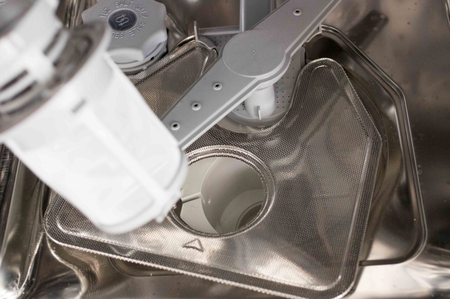 Astianpesukoneen poistosiivilän irrottaminen