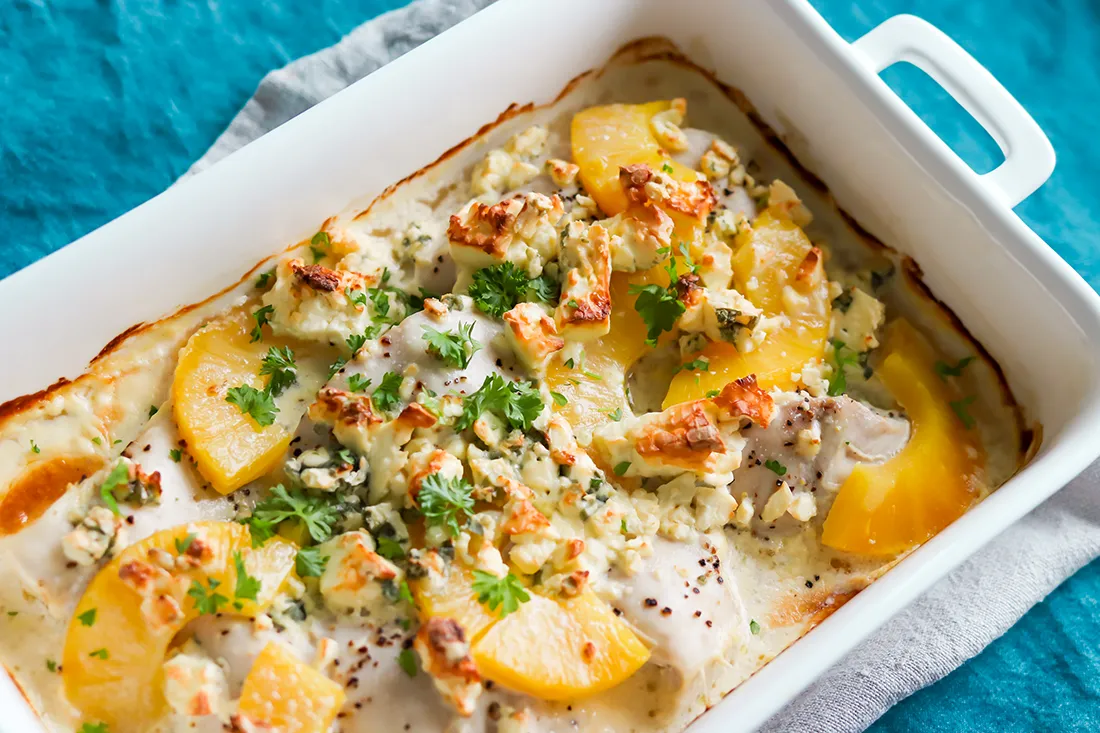 Aurajuustobroileri kypsennettynä valkoisessa uunivuoassa.