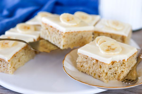 Banaanipiirakka, joka on leikattupaloiksi 