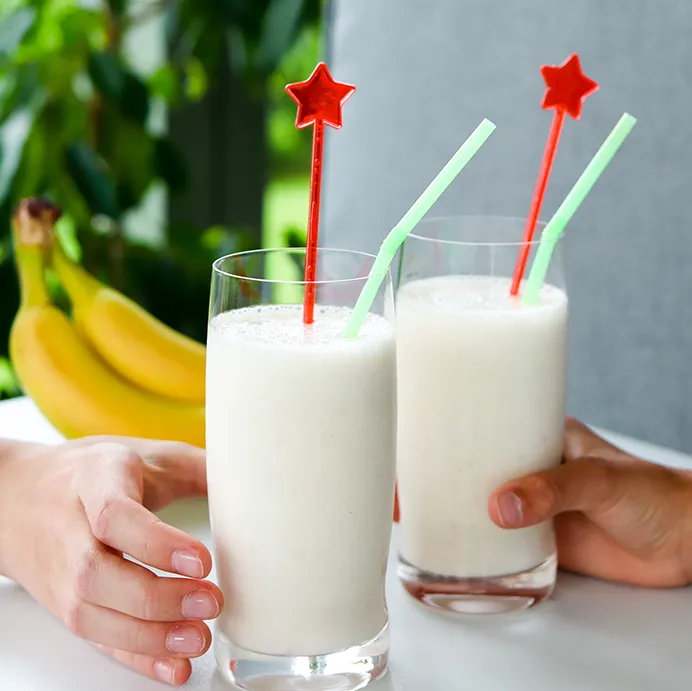 Banaanipirtelö laseissa joissa on pillit.