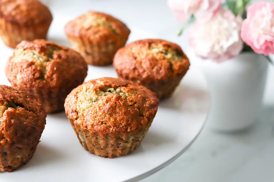 Banaanimuffinssit valkoisella tarjoilualustalla.