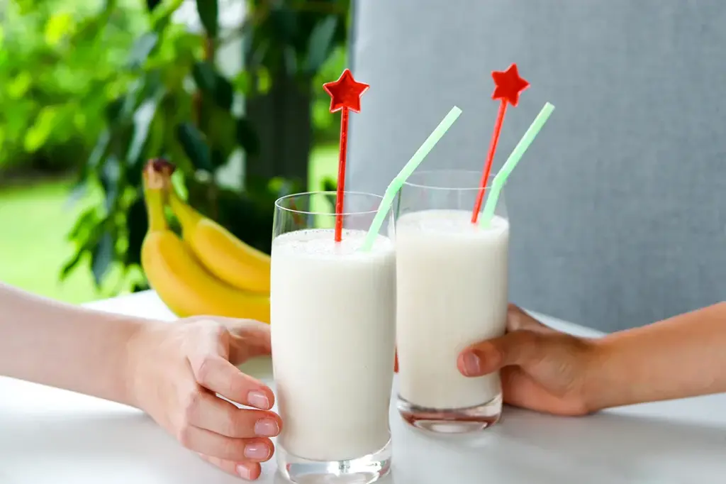 Banaanipirtelö kahdessa korkeassa lasissa.