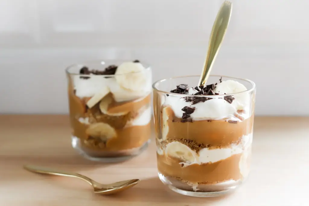 Banoffee kirkkaisiin laseihin koottuna.