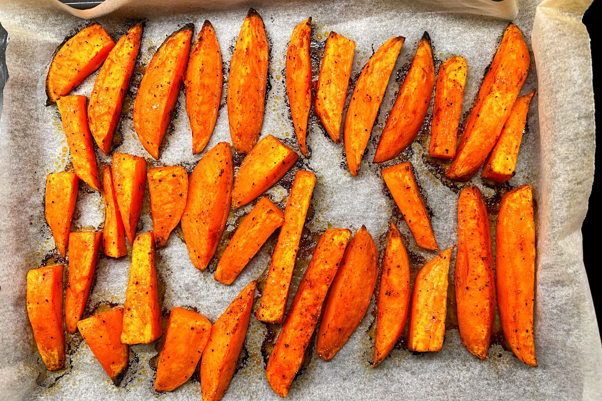 Bataatit pellillä uunissa paistamisen jälkeen