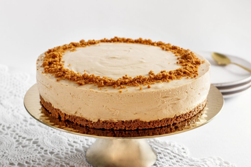 Biscoff-juustokakku kullanvärisellä tarjoiluvadilla