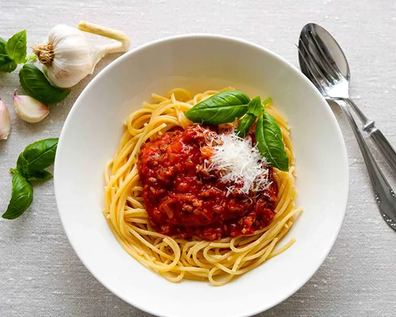 Bolognese-kastike spagetin kanssa.