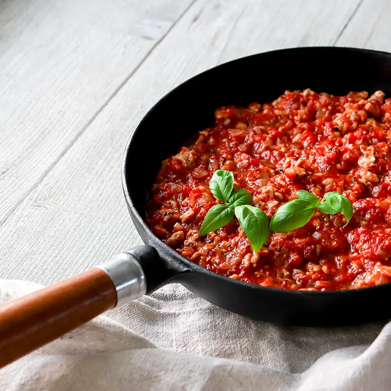 Broilerijauhelihakastike valurautapannulla.