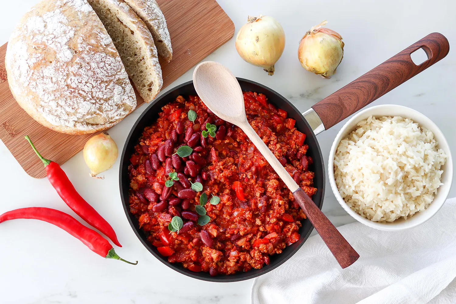 Chili sin carne tuoreella oreganolla koristeltuna.