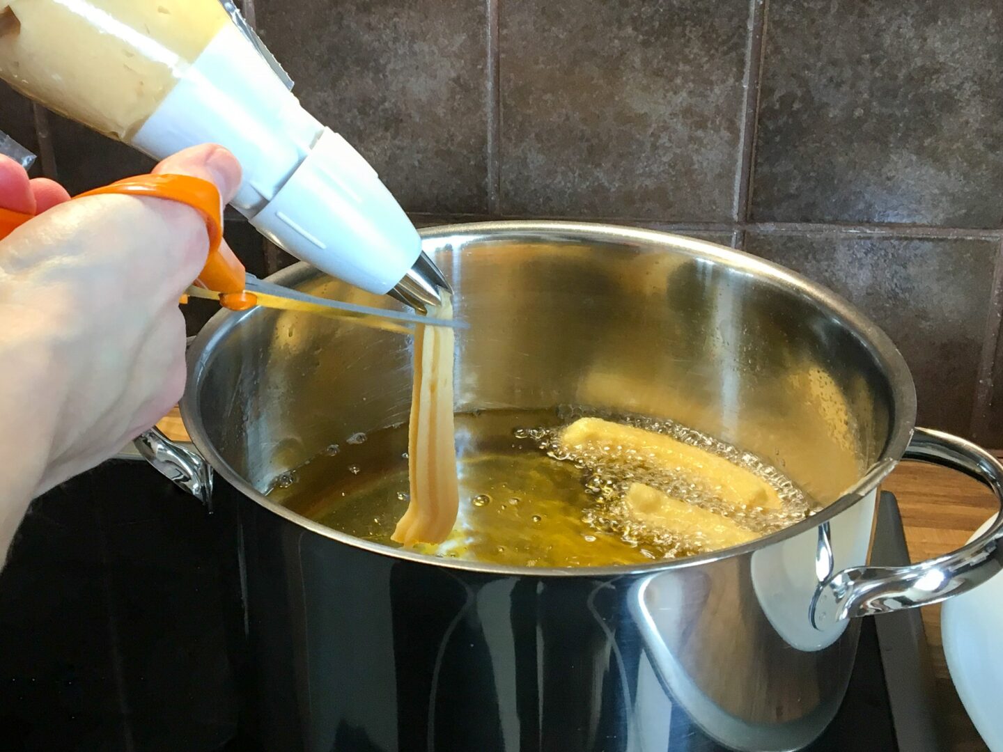 Churrot paistetaan öljyssä