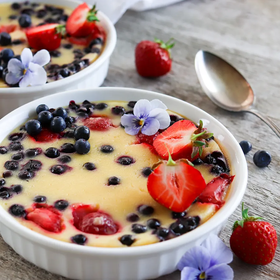 Clafoutis kahdessa vuoassa.