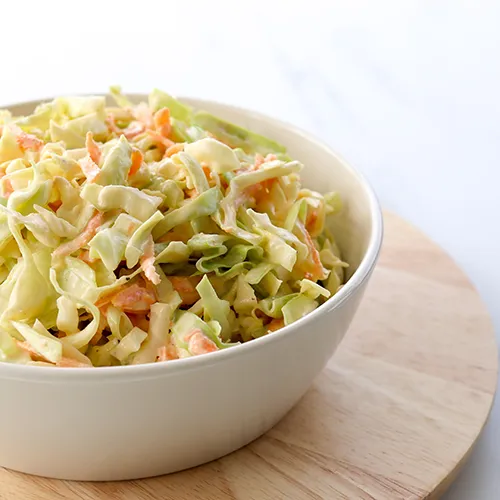Coleslaw tehdään kaalista ja porkkanasta.