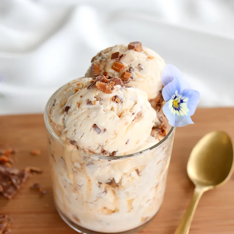 Daim-jäätelö lasissa karkkirouheella koristeltuna.