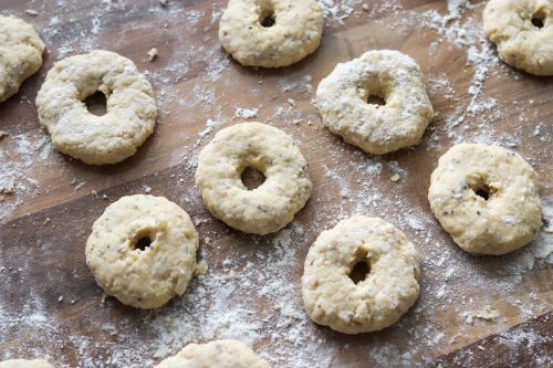 Donitsien muodon ei tarvitse olla täydellinen.