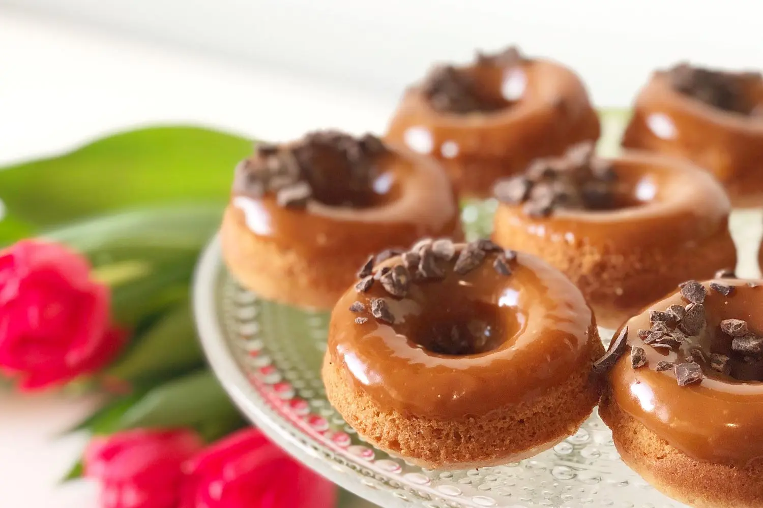 Kinuskilla kuorrutettuja donitseja.