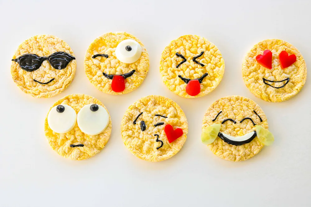 Emojin näköiset riisikakut.