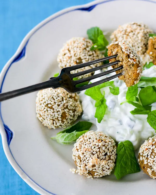 Falafelit tsatsikin ja tuoreen mintun kera.
