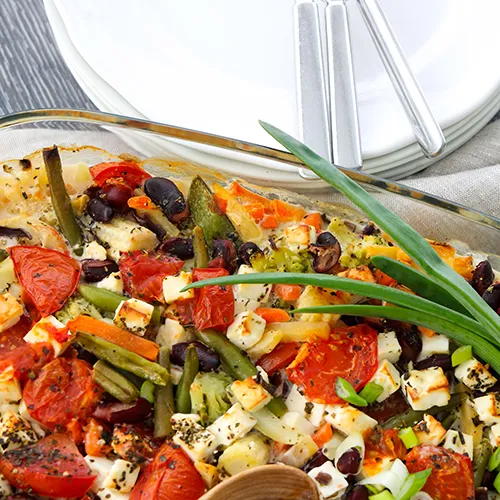Feta-kasviskiusaus ja tuoreita sipulin varsia.