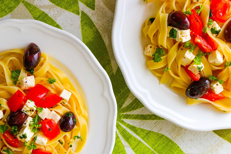 Fetapasta lautasilla.