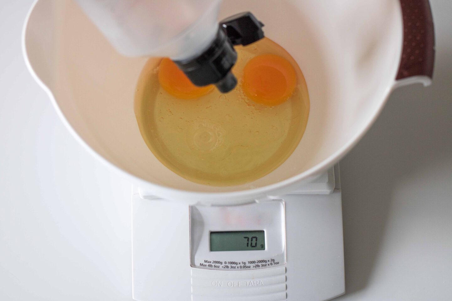 Glukoosisiirapin mittaaminen keittiövaa'an avulla