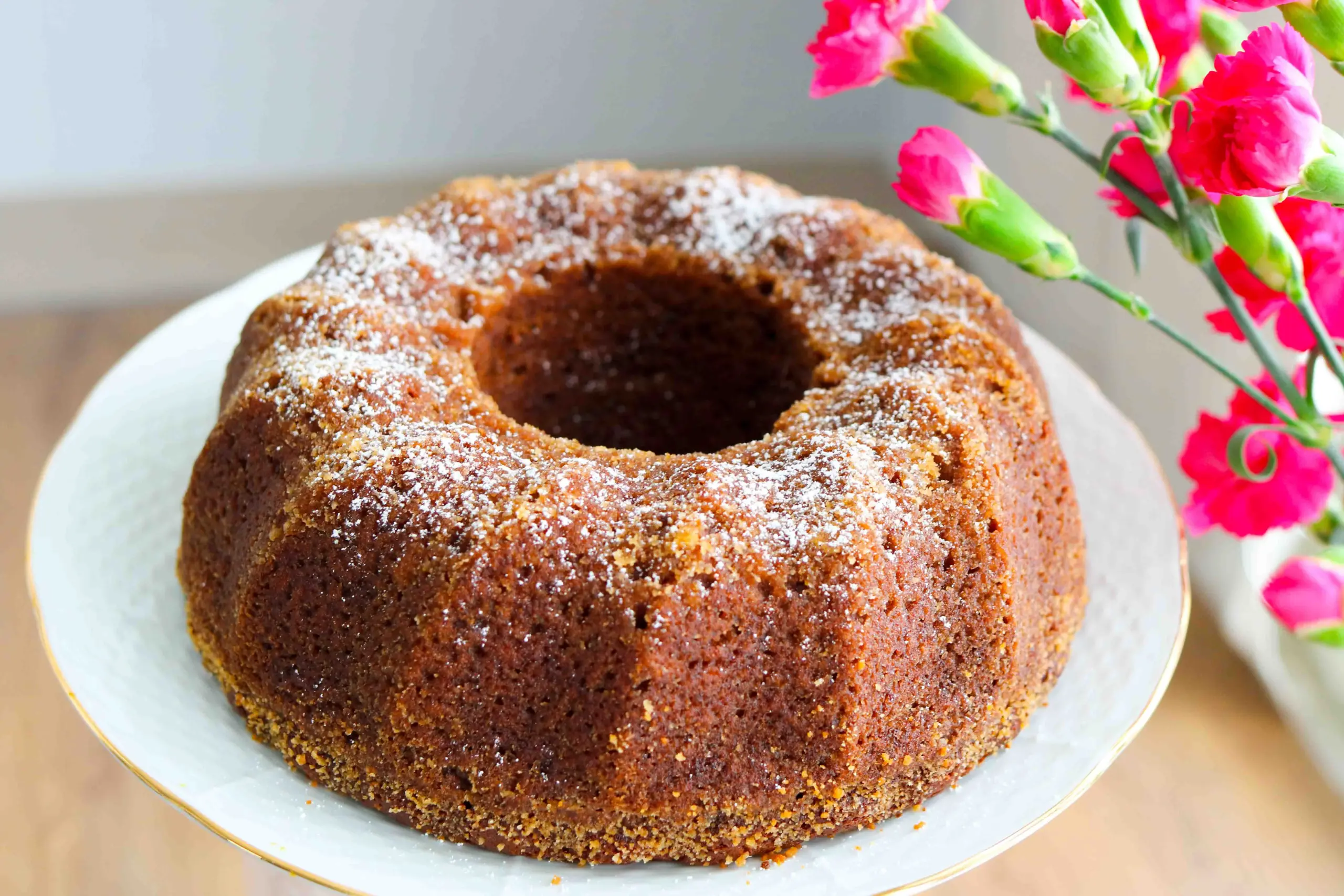 Gluteeniton banaanikakku paistamisen jälkeen.