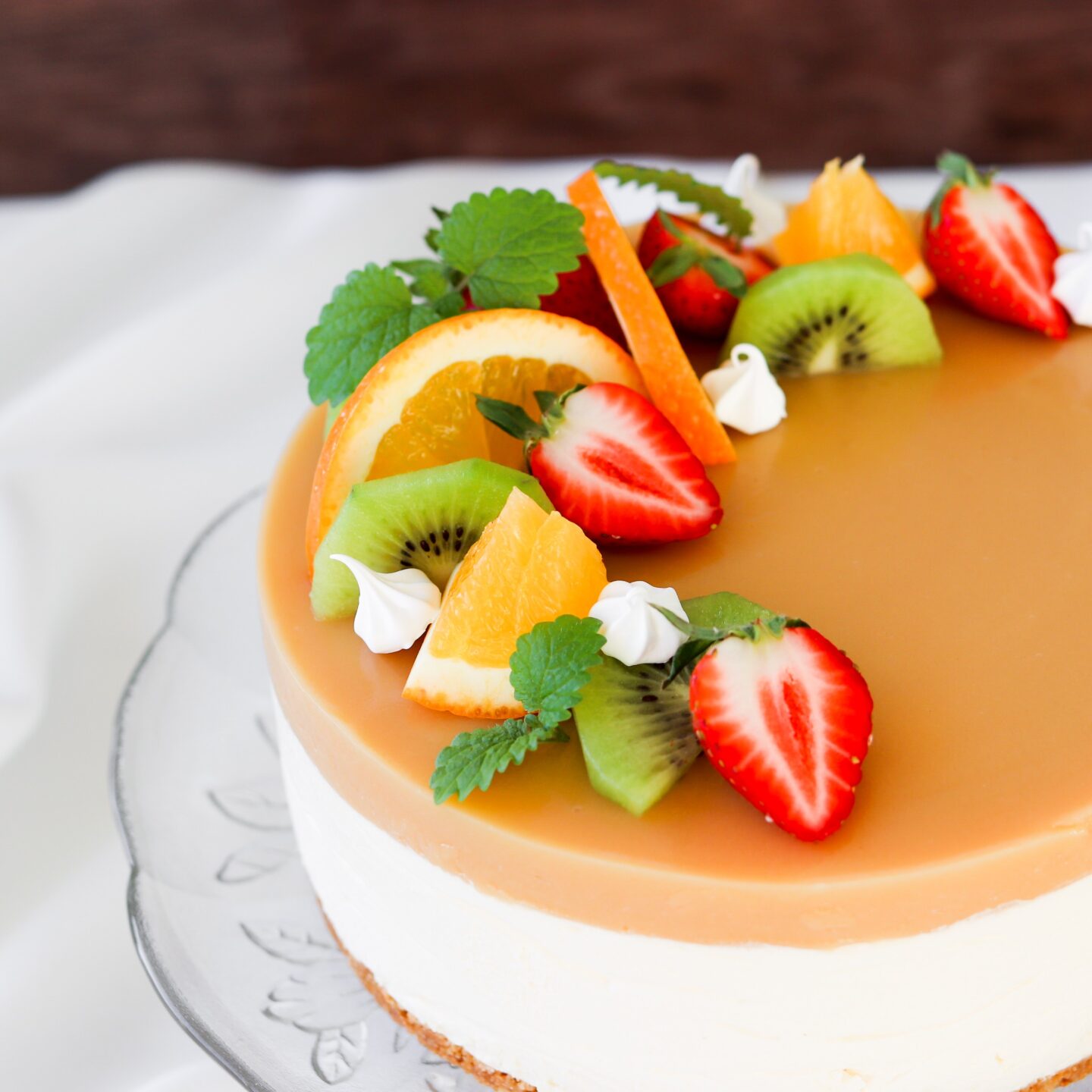 Hedelmäinen koristelu gluteenittoman juustokakun päällä.