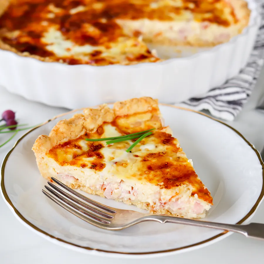 Gluteeniton kinkkupiirakka kultareunaisella lautasella.