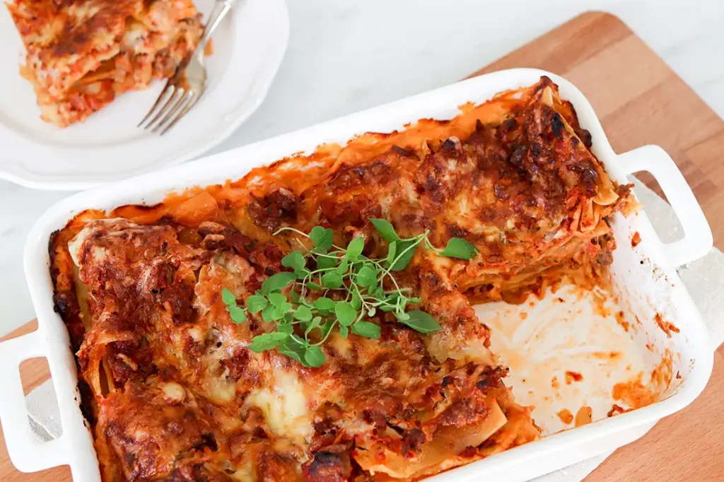 Gluteeniton lasagne, josta on leikattu pala.
