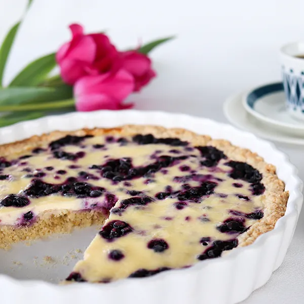 Gluteeniton mamman marjapiirakka valkoisessa uunivuoassa.