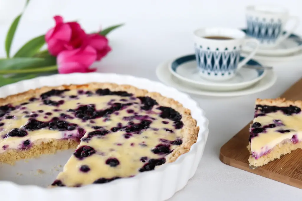 Gluteeniton mamman marjapiirakka, josta on leikattu pala.