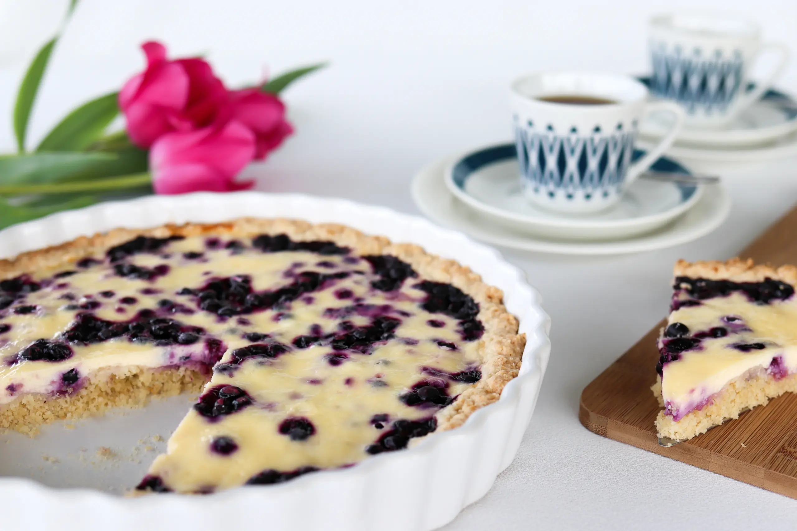 Gluteeniton mamman marjapiirakka, josta on leikattu pala.