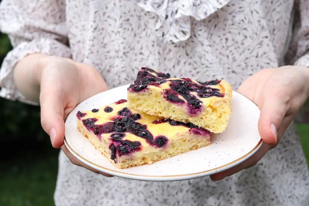 Kaksi palaa gluteenitonta marjapiirakkaa lautasella